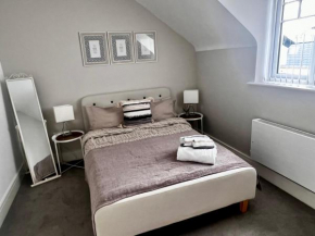 Lakeside LUX bedroom with parking, M4 Jct 11, next to train station